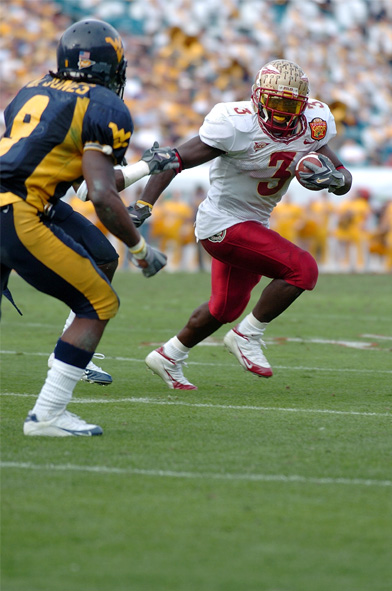 Leon Washington turns the corner